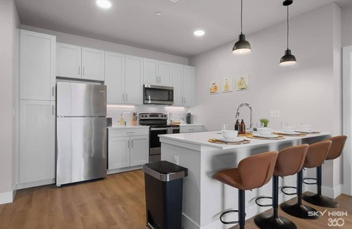 Rogers Apartment | Executive 2BR/2BA Stay – Nurses, Professionals & Families- Work-Ready, Central, Parking Included