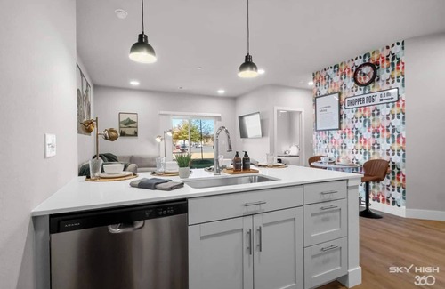 Rogers Apartment | Executive 2BR/2BA Stay – Nurses, Professionals & Families- Work-Ready, Central, Parking Included