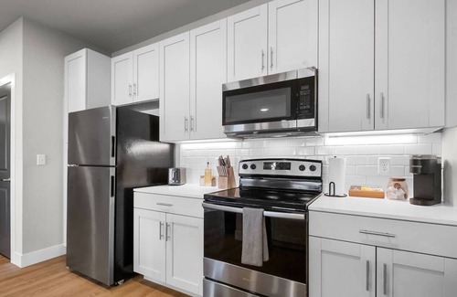 Rogers Apartment | Executive 2BR/2BA Stay – Nurses, Professionals & Families- Work-Ready, Central, Parking Included