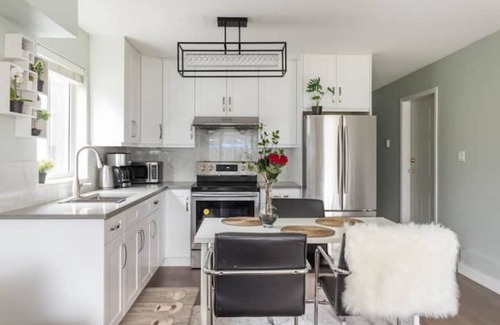 Coquitlam House | Executive 2BR Suite Beautiful View Renovated