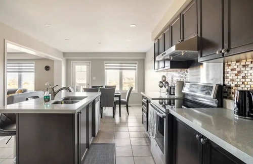 Brampton House | Executive 4BD/3BA home with Free Parking|Wi-fi|Office|Views|Park Access