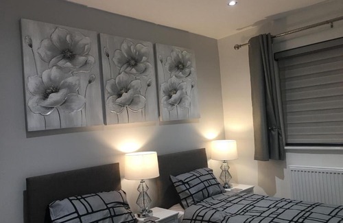 Swindon Apartment | EXECUTIVE APARTMENTS free on-site parking, 2 en-suites, sleeps 4,