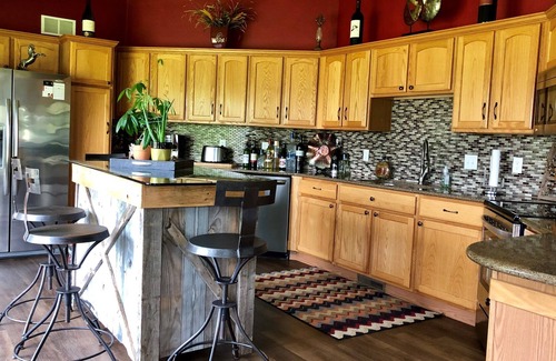 Warrens House | Executive Bedroom conveniently located right off of I-94