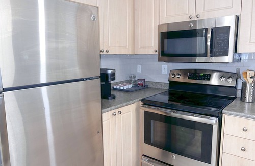 Southwest Edmonton Apartment | Executive condo close to South Common, Henday with UG Pkg, free Netflix.