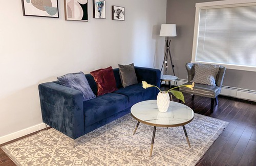 Southwest Edmonton Apartment | Executive condo close to South Common, Henday with UG Pkg, free Netflix.