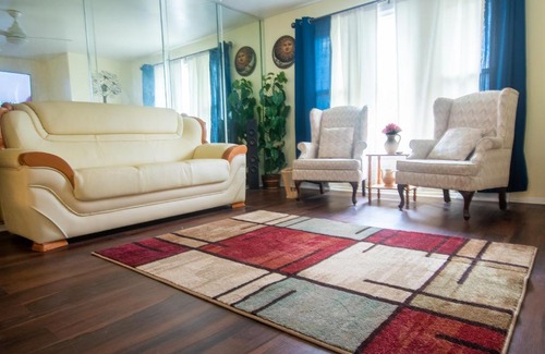 Hazel Crest Villa | Executive Family Home in quiet Culdesac