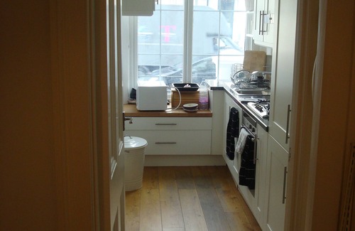 Holland Park Apartment | Executive Kensington Apartment for 2, free Hi-Speed WiFi, booking now for 2026