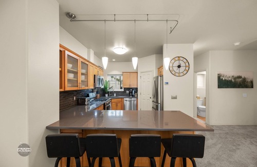 Spenard Condo | Executive Luxury: Elegant 2BR 2.5BA Condo with 2 Fireplaces & Garage Parking