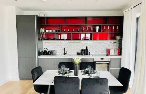 Lansbury Apartment | Executive Retreat | Breathtaking Views -Near O2