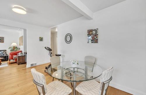 Royal Oak Apartment | Executive Suite - Prime Location - Sleeps 6