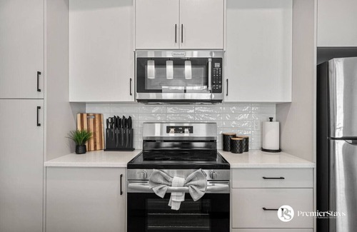 Springbank Hill House | Executive Suite with King Bed » Garage » AC » Free » 65`