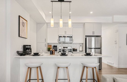 Springbank Hill House | Executive Suite with King Bed » Garage » AC » Free » 65`