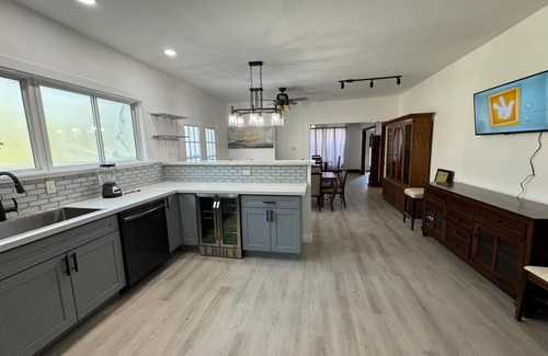 Raleigh House | Expansive 10-Bedroom Southern Estate – 18 Beds, 6 Baths, Pool & More