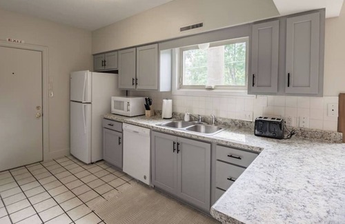 Des Moines Apartment | Expansive 3Bed 2Bath Apt in Heart of Des Moines