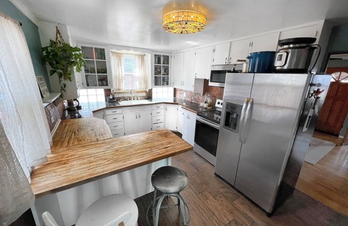 Villa Park House | Expansive Luxury Downtown Haven Family Friendly, 4 Bedroom, 2 Bath, Fenced Yard