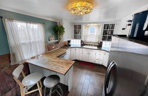 Villa Park House | Expansive Luxury Downtown Haven Family Friendly, 4 Bedroom, 2 Bath, Fenced Yard