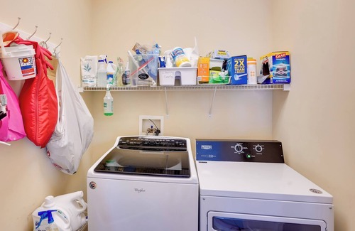 East Greenbush Cottage | Expansive Upstate Home w/Home Theater!