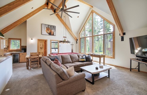 Warrior's Mark West House | ⭐️ ExpansiveHome Ski-in/Out via BurroTrl HotTub Views Pet Friendly FreeWNTRShutl