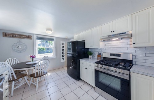 Caldwell House | Experience Caldwell Charm/Visit the Wineries at this Historic 4 bdrm House+ WiFi