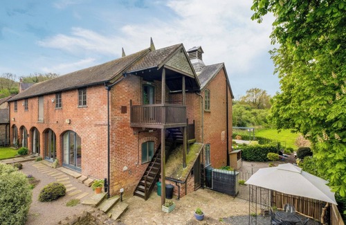 Stoke Edith Cottage | Experience charming countryside living in this beautifully renovated Oast House apartment.