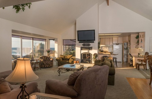 Depoe Bay House | Experience Depoe Bay, Large Oceanfront Home, Deck and Pet Friendly