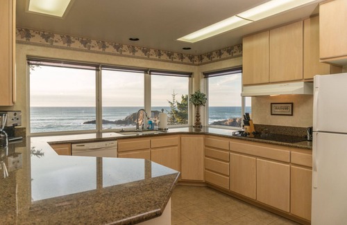 Depoe Bay House | Experience Depoe Bay, Large Oceanfront Home, Deck and Pet Friendly