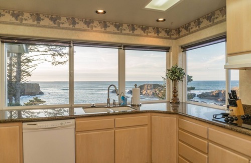Depoe Bay House | Experience Depoe Bay, Large Oceanfront Home, Deck and Pet Friendly