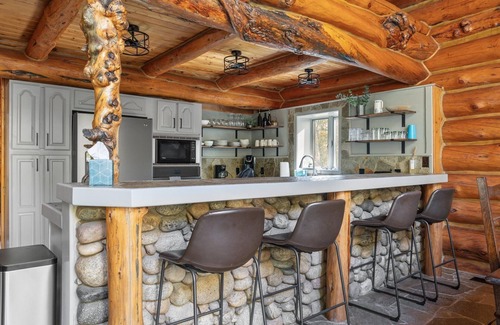 Roberts Cabin | Experience extraordinary peace, privacy, & luxury at Keebler Ranch. Gorgeous Modern log cabin!