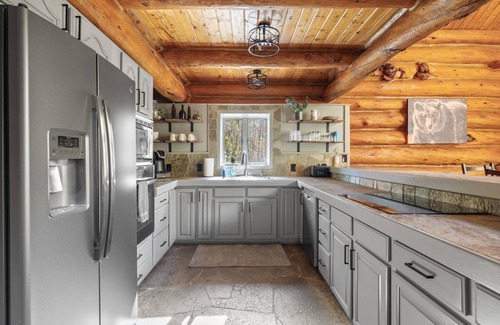 Roberts Cabin | Experience extraordinary peace, privacy, & luxury at Keebler Ranch. Gorgeous Modern log cabin!