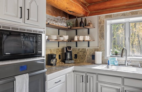 Roberts Cabin | Experience extraordinary peace, privacy, & luxury at Keebler Ranch. Gorgeous Modern log cabin!