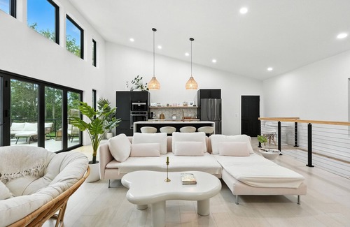 Fremont House | Experience Happie Space on Snow Lake, a Cozy Lakefront Retreat with Privacy