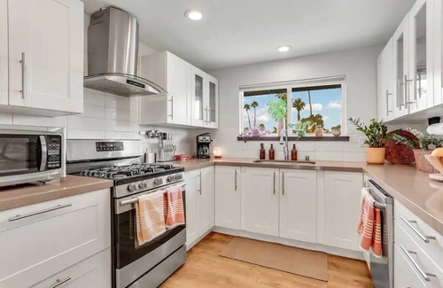Vista Norte House | Experience iconic Palm Springs living in this 4BR retreat with a pool, spa, fire pit, and mountain views. Perfect for family and friends, enjoy indoor-outdoor living just minutes from downtown dining, shops, and attractions.