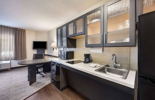 Baymeadows Resort | Experience Jacksonville's Rich Culture & Nature in Style! Pets Allowed, Kitchen!