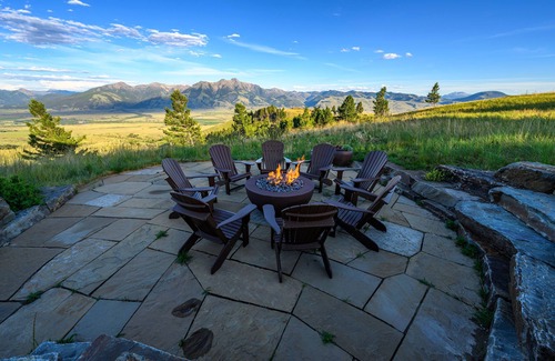 Emigrant House | Experience Luxury in Nature: Private Lodge & Guest Home in Paradise Valley