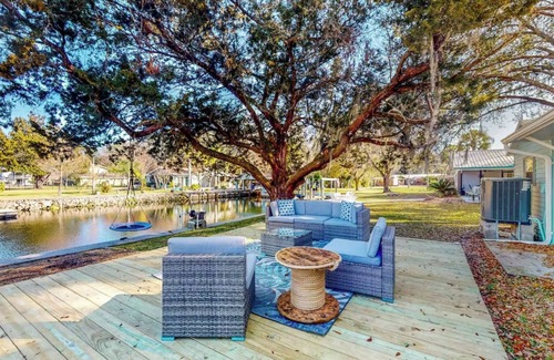 Homosassa House | Experience Manatee Magic: Your Cozy Retreat Awaits!