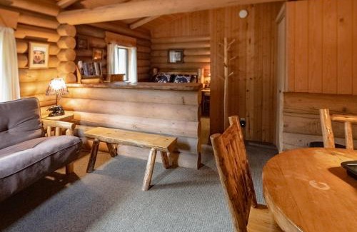 Bigfork Hotel | Experience Montana Cabins - Bear's Den #4