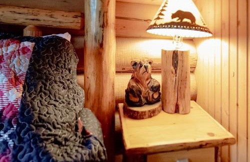 Bigfork Hotel | Experience Montana Cabins - Bear's Den #4