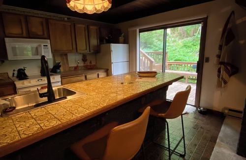 Mount Hood Village Cabin | Experience Moonshadow - Fresh & fun chalet on Mt. Hood. 10 minutes to Ski Bowl!