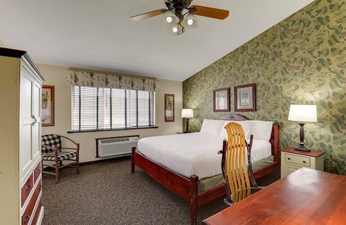 Columbia Hotel | Experience Rustic Elegance & Comfort in Delightful Columbia! Parking