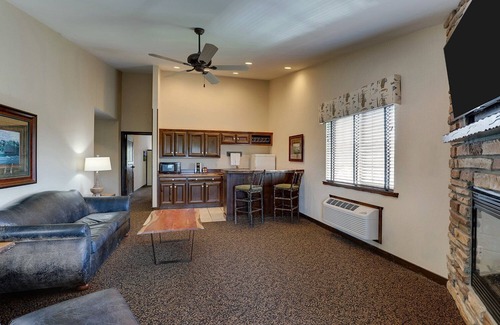 Columbia Hotel | Experience Rustic Elegance & Comfort in Delightful Columbia! Parking