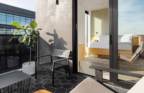 East Cesar Chavez Hotel | Experience Soothing Moments & Luxury! Private Balcony, Dog-friendly Property