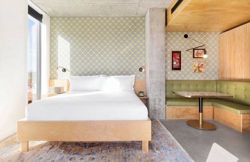 East Cesar Chavez Hotel | Experience Soothing Moments & Luxury! Private Balcony, Dog-friendly Property