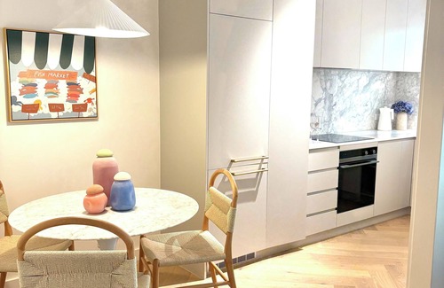 South Yarra Apartment | Experience stylish living in this chic one bedroom apartment. Perfect location