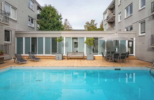 South Yarra Apartment | Experience stylish living in this chic one bedroom apartment. Perfect location
