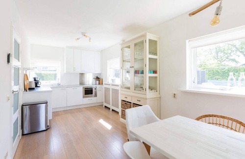 Ouddorp House | Experience the best of beach life at Haringvliet 21. Enjoy on the terrace, in the pool, or on one of the lounge sofas.