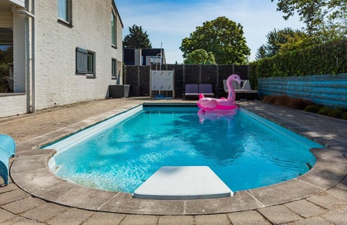 Ouddorp House | Experience the best of beach life at Haringvliet 21. Enjoy on the terrace, in the pool, or on one of the lounge sofas.