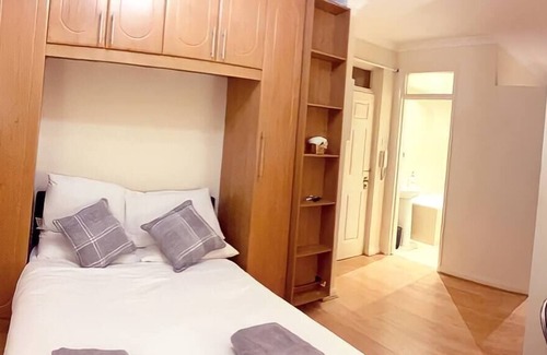 Chelsea Riverside Apartment | Experience the Heart of London from Our Charming Studio Apartment in SW10