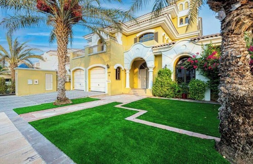 Palm Jumeirah Villa | Experience the Ultimate in Luxury and Comfort at Our 7-Bedroom Villa