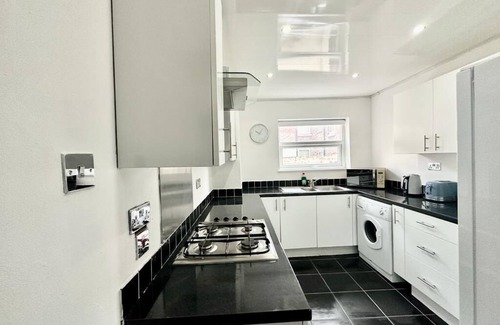 Liverpool House | Experience the ultimate relaxation in this charming 3 bedroom in L8 area