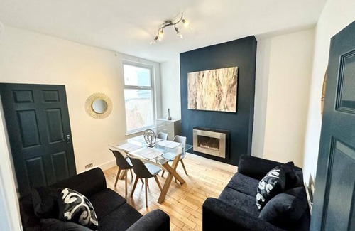 Liverpool House | Experience the ultimate relaxation in this charming 3 bedroom in L8 area